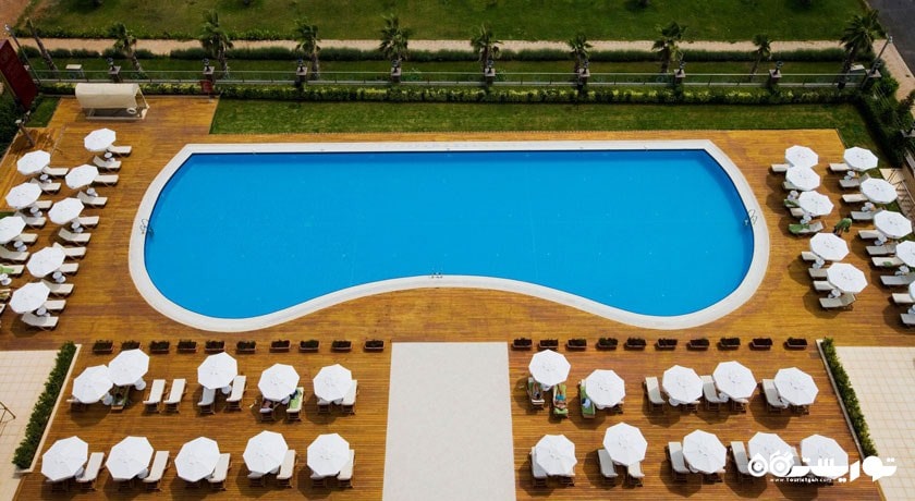 نمای کلی استخر روباز هتل	